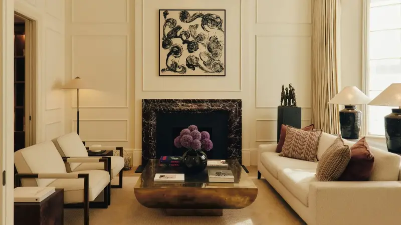 In the front reception room Gangar a has introduced a patinated brass coffee table by British craftsmen Novocastrian, alongside a bespoke Rosso Levanto marble fireplace with a Zen Van Songen painting taking center stage.