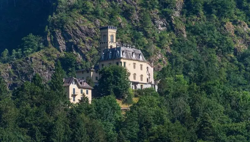 La Villa-Castello di Cervatto con vista mozzafiato, tra storia e simbolismi