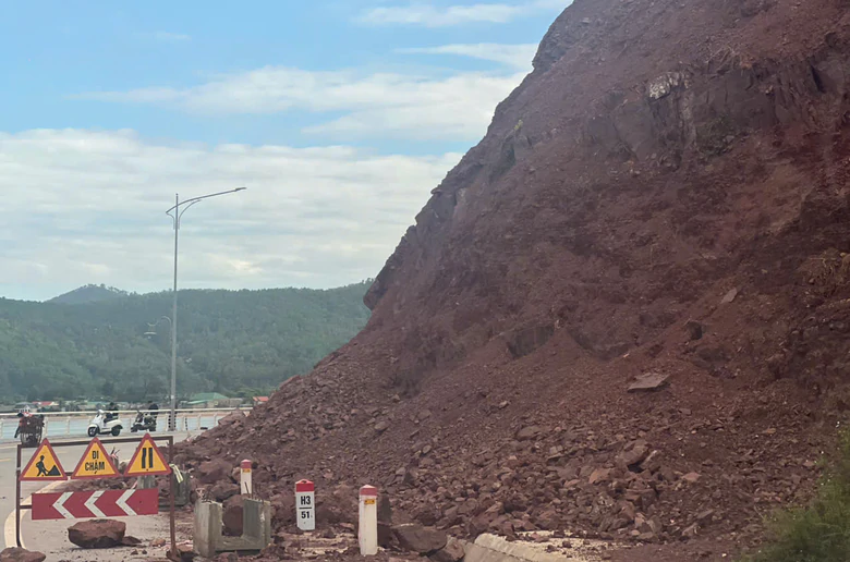 Nghe An: Coordination to address landslide on the embankment along the coastal road - Photo 1.