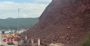 Nghe An: Urgent action needed to address landslide on the embankment along the coastal road.