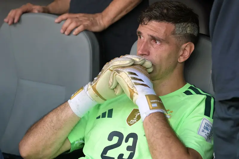 Emiliano Martínez ve cómo se frustra el traspaso soñado y recibe una fuerte competencia en el Aston Villa