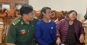 After his fishing boat sank, a fisherman in Quang Tri swam for 8 hours to reach shore.