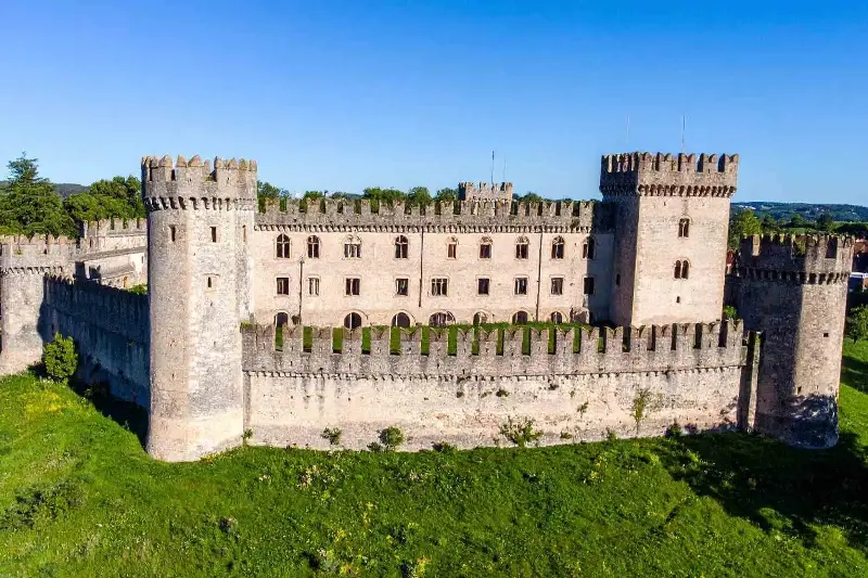 Il castello circondato dall’acqua che in pochi conoscono davvero: è a Sirmione e nasconde un segreto medievale