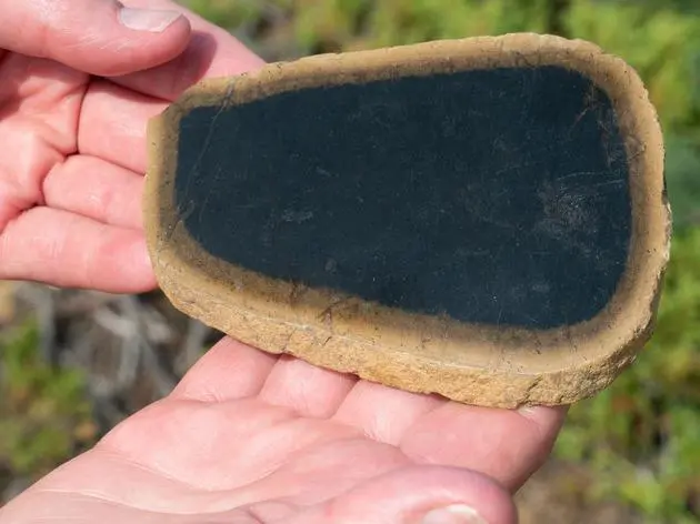 Außen hell und innen ganz schwarz: Geologin Kirsten Oravecs zeigt einen aufgeschlagenen Stein.