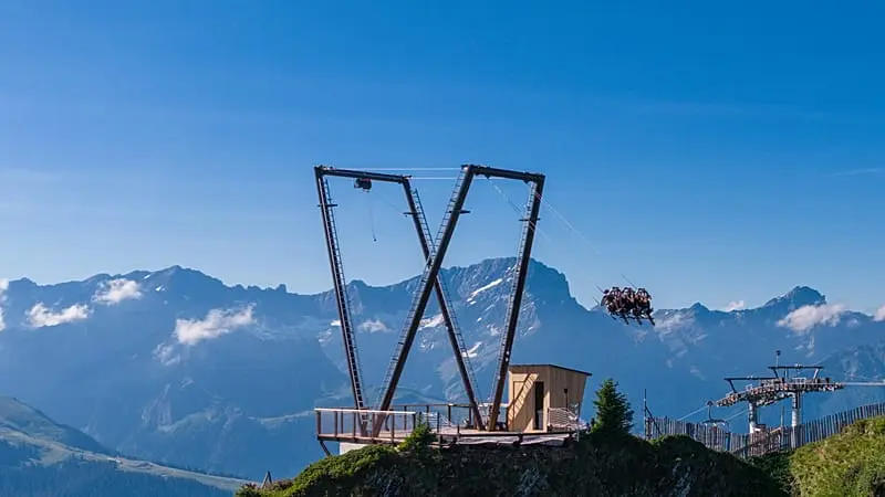 Como un pájaro en vuelo, ahora puede columpiarse sobre los Alpes suizos