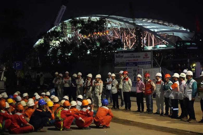 Construction begins on the pedestrian bridge across the Saigon River - Photo 1.