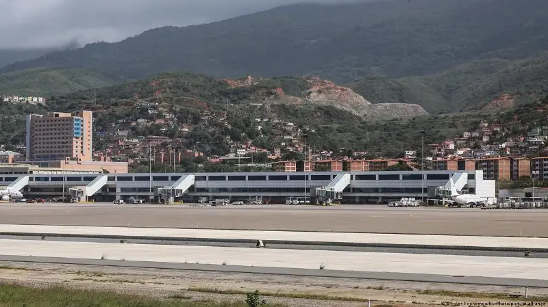 Aeropuerto de Caracas reabre tras graves daños por sismos