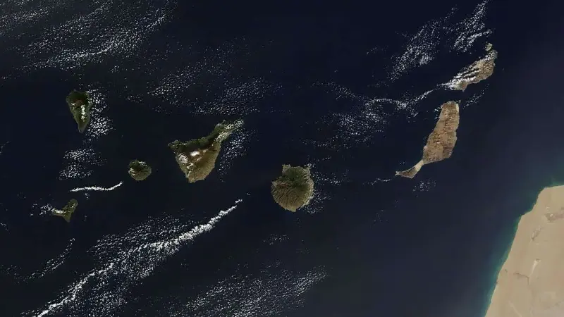 Die Kanarischen Inseln von rechts nach links: La Graciosa, Lanzarote, Fuerteventura, Gran Canaria, Teneriffa, La Gomera, La Palma und El Hierro.
