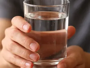 How much water should someone with weak kidneys drink each day? More isn't always better.