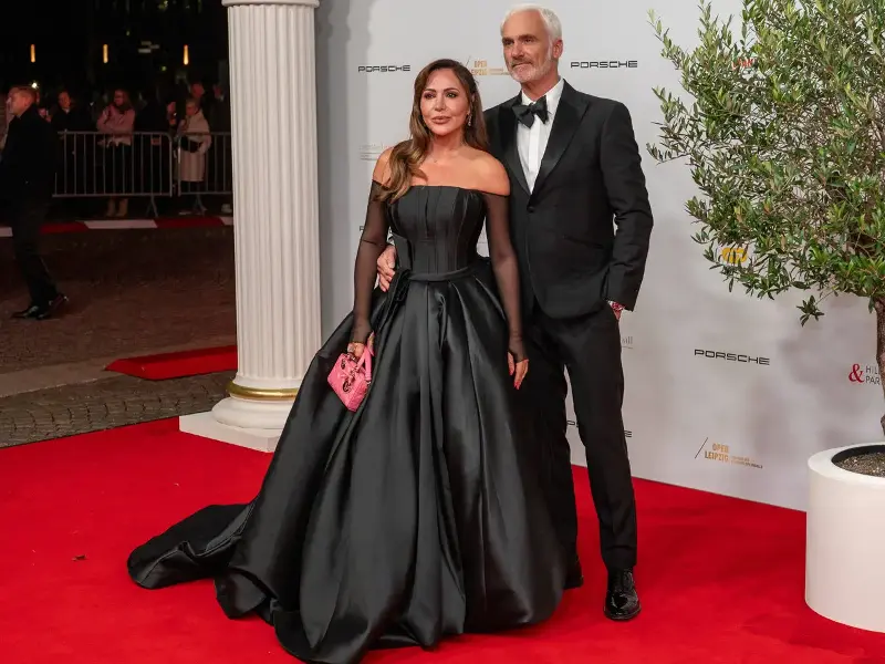 Simone Thomalla und René Marchand: Im All-Black-Look beim Opernball
