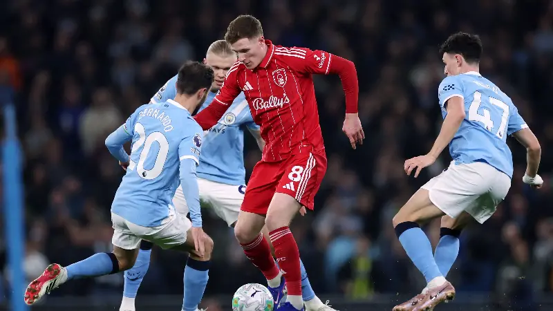 Man City move into pole position