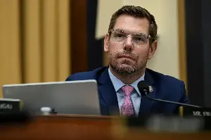 استقالات وتهديد بالطرد لنواب أمريكيين بسبب فضائح أخلاقية وتهم فساد