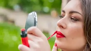 How to prevent your lipstick from bleeding? Beauty editor shares makeup guide for supple, soft lips