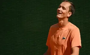 Medvedev perde la testa contro Berrettini: racchetta frantumata a ripetizione, il pubblico disapprova