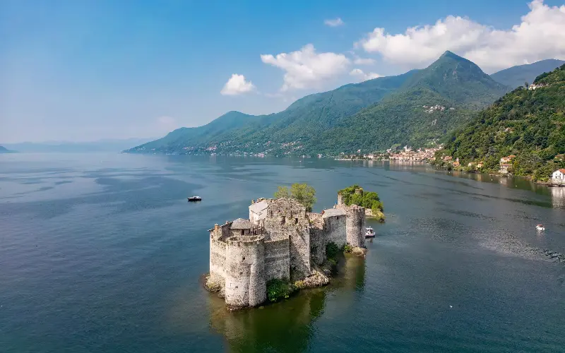 Explore the ruins of Castelli di Cannero - Susy Mezzanotte; Terre Borromeo