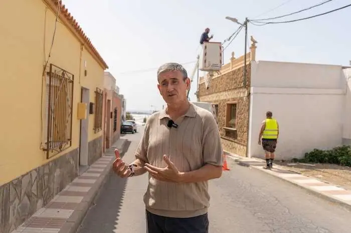 Adra avanza en la renovación de más de un millar de puntos de alumbrado público con tecnología LED