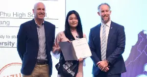 Two Vietnamese students receive New Zealand government scholarships worth nearly 1 billion VND each.