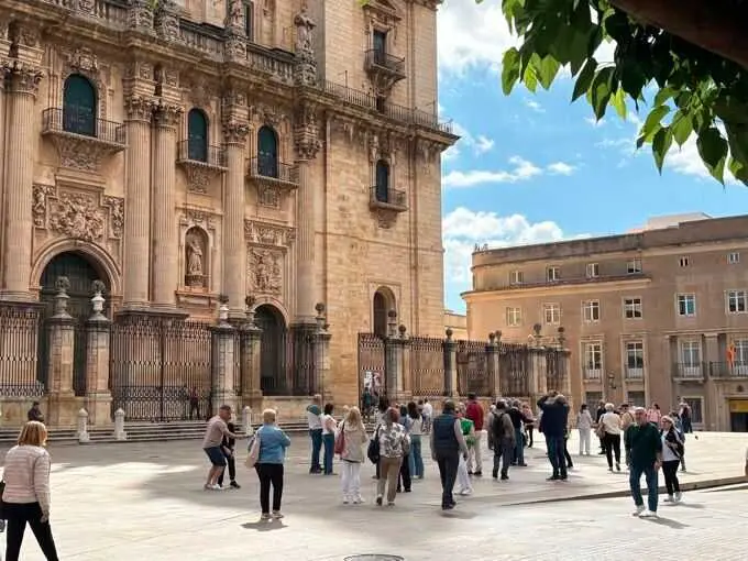 La convivencia de turistas y residentes centra el debate sobre el futuro del turismo, según un estudio de la UJA