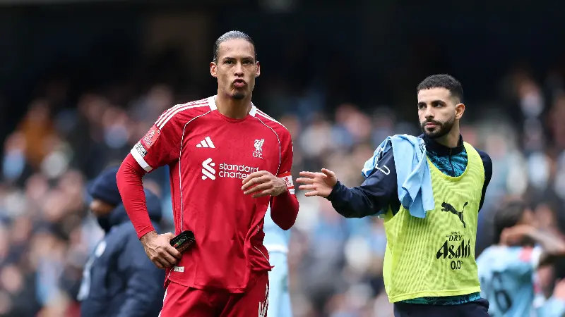 Van Dijk critica a sus compañeros del Liverpool