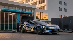 BYD unveils large sedan - extended wheelbase, with super-fast charging.