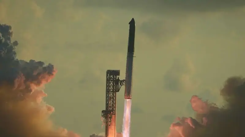 Das Raketensystem „Starship“ von SpaceX startet von Starbase in Texas zu einem Testflug. (Archivbild)