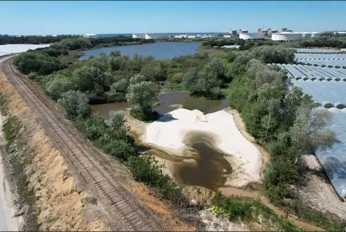 Reutilizan sedimentos de la Laguna Primera de Palos para reponer suelos de cultivo y proteger el humedal