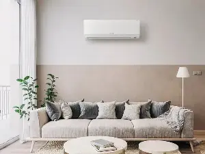 Should you open or close the room door when the air conditioner is on? Which way is cooler on a hot day?