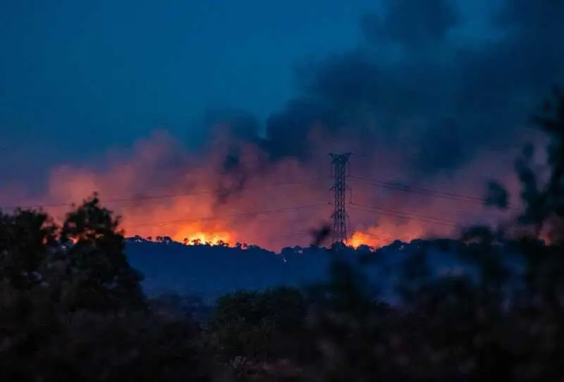 Nuevos medios aéreos se incorporan al incendio de Castillejos (Huelva) que ya afecta a más de 2.000 hectáreas