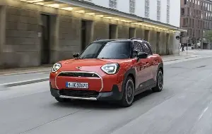 A closer look at the MINI Aceman electric car launched in Vietnam, priced at 2.419 billion VND.