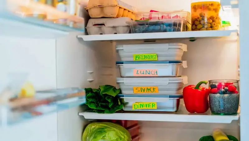 Spreco alimentare, il buco nel frigorifero: quanto cibo e denaro buttano le famiglie italiane