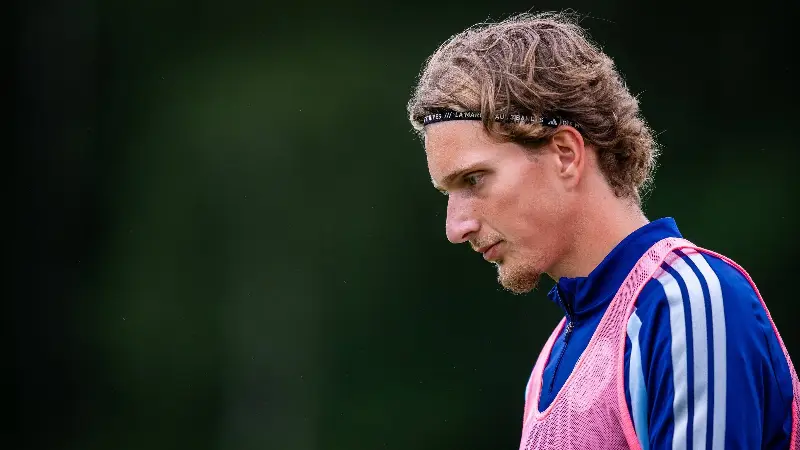 Mika Godts recibe una noticia llamativa en el Ajax: «Míchel no parece tener intención de…»