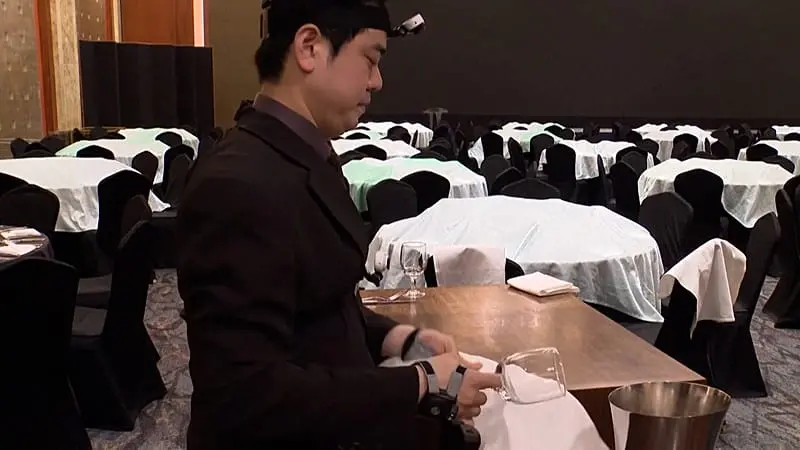 El hotel de Seúl que entrena robots con cámaras en las manos de sus empleados