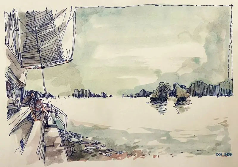 Du khách thưởng ngoạn Hòn Gà Chọi trên Vịnh Hạ Long