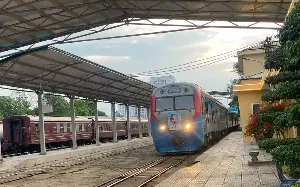 The Hanoi-Nanning passenger train runs daily, with tickets costing over 1 million VND.