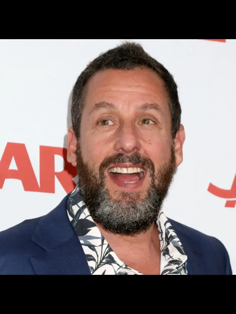 Gli invitati al matrimonio di Taylor Swift pensavano che Adam Sandler all’altare fosse uno scherzo