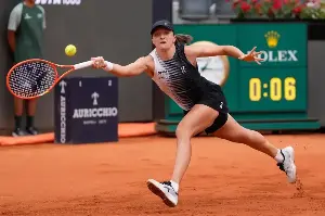 Revived Swiatek cruises past Pegula and into Italian Open semis