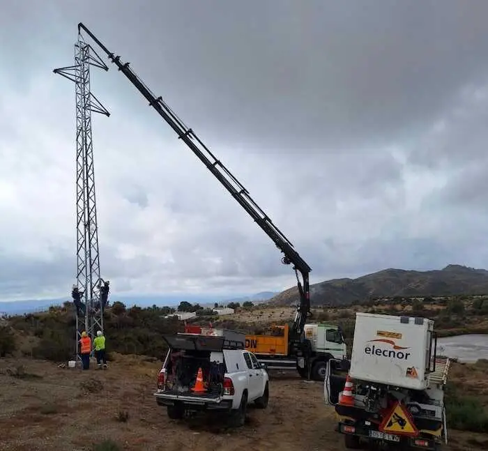 Endesa refuerza la red eléctrica de Urrácal