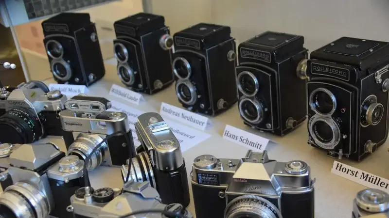 Historische Stücke: Fotoapparate der Vereinsgründer, zu sehen in der hinteren Reihe, sind Teil der Ausstellung. Beliebt waren Mittelformatkameras von Rollei.