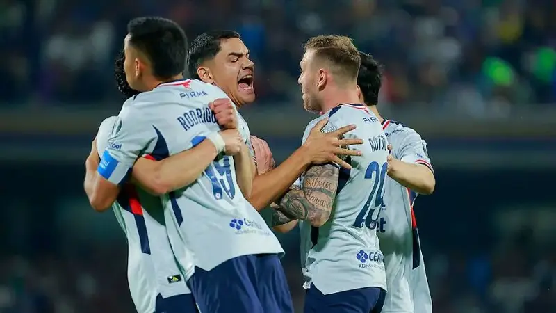Últimas noticias fichajes Cruz Azul: César Montes y Julián Araujo son prioridad en la zaga, 'Toro' Fernández y más