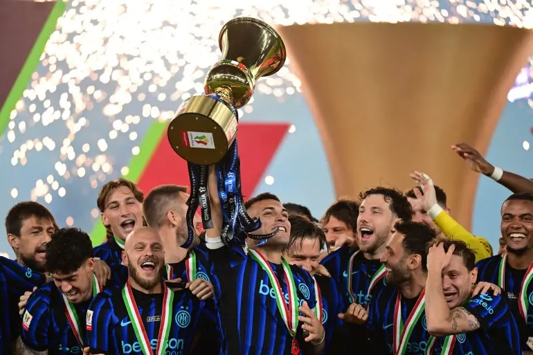 Soccer Football - Coppa Italia - Final - Lazio v Inter Milan - Stadio Olimpico, Rome, Italy - May 13, 2026 Inter Milan's Lautaro Martinez lifts the trophy with teammates after winning the Coppa Italia REUTERS/Daniele Mascolo
