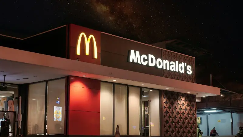 Vaarwel pensioen, 93-jarige vrouw werkt nog steeds bij McDonald’s