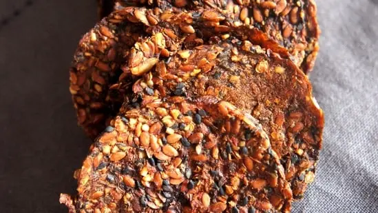 The multigrain crackers are made in an air-fryer. 
