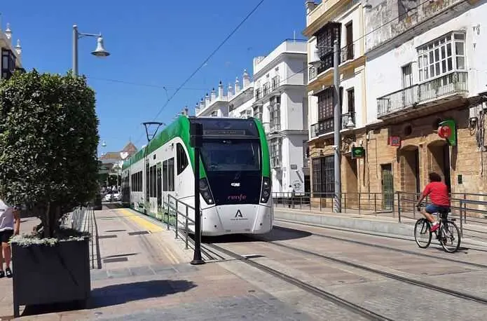 La Junta destaca que el Trambahía consolida su mejor índice de puntualidad en su recorrido desde Chiclana a Cádiz