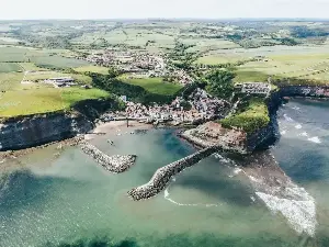 In 2012, researchers mapping census data across England found that communities closer to the coast reported slightly better general health, with the strongest pattern appearing in more deprived areas. Later studies found similarly modest associations with mental health, including better scores among some urban adults living within one kilometre of the sea.