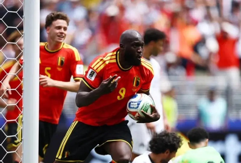 Lukaku celebrates after his team scored the equalizer. Photo: Reuters.