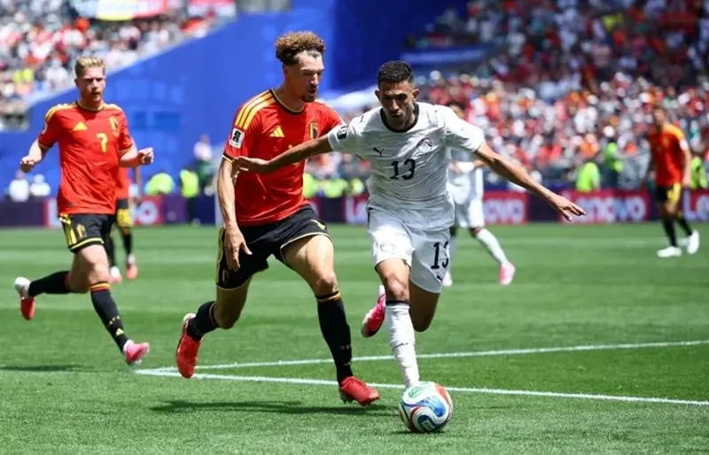 A fierce ball爭奪 situation between players of both teams. Photo: Reuters