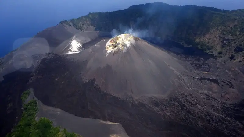 Due to its active volcanic status, access to the island is strictly controlled and only possible via authorised boat tours. 