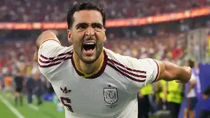Luis de la Fuente elogia el «magistral» gol de la victoria de Mikel Merino en el tiempo de descuento, con el que España elimina a Portugal tras una actuación «completa» en el Mundial