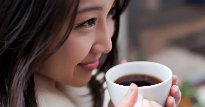 Coffee does not dehydrate you the way everyone says — when 50 habitual drinkers spent three days on four mugs a day and three days on water, their total body water came out the same