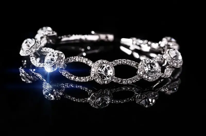 High-quality gold-plated and silver-plated jewellery should not only look elegant but also retain its shine over time. 